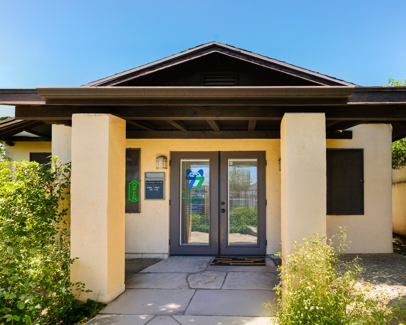 Oracle 77 Pet Clinic building on Las Lomitas Rd in Tucson AZ